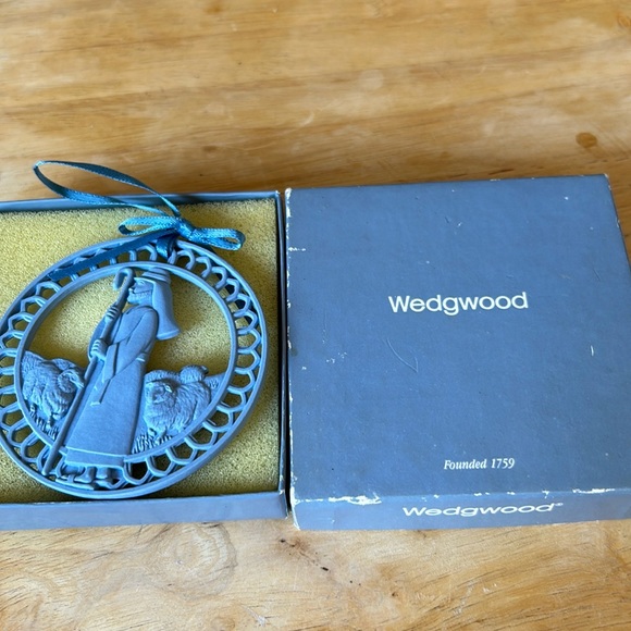 Vintage Wedgwood Christmas ornament - Picture 1 of 5